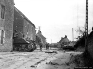 19 août 1944 : un char M4 Sherman appartenant au 29th Reconnaissance Regiment (The South Alberta Regiment) de la 4th Canadian Armoured Division appuie la compagnie B du Argyll and Sutherland Highlanders of Canada-Princess Louise’s de la 4th Canadian Armoured Division à Saint-Lambert-sur-Dive. Photo : IWM