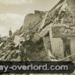 Un véhicule mélangé aux ruines des bâtiments à Saint-Sauveur-le-Vicomte. Photo : US National Archives