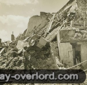 Un véhicule mélangé aux ruines des bâtiments à Saint-Sauveur-le-Vicomte. Photo : US National Archives