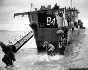 Débarquement de personnels américains depuis le LCI (L) 84 dans le cadre d’un exercice à Slapton Sands. Photo : US National Archives