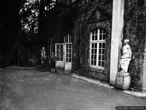 6 septembre 1944 : un centre de communications a été aménagé par les Américains dans le sous-sol du château de Chiffrevast à Tamerville. Photo : US National Archives