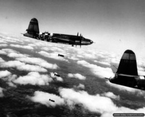 12 juin 1944 : un B-26 Marauder du 454th Bomber Squadron du 323rd Bomber Group largue ses bombes dans le secteur de Torigni-sur-Vire. Photo : US National Archives