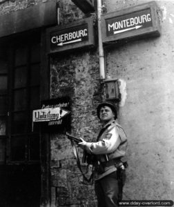 21 juin 1944 : le photographe de guerre américain David Balberg du Signal Corps à Valognes. Photo : US National Archives