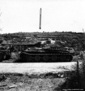 22 août 1944 : un Tigre II et un Bergepanther du Panzer-Abteilung 503 abandonnés par les Allemands dans le secteur de Vimoutiers. Photo : US National Archives