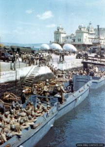 Des sapeurs américains du 5th E.S.B. embarquent dans des chalands de débarquement LCVP rattachés à l'USS Thurston à destination de Omaha Beach (convoi O3). Photo : US National Archives