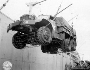 Embarkation in England of a 6th Field Artillery Battalion Wrecker Diamond T970 6 × 6 from the 5th Infantry Division. Photo: US National Archives