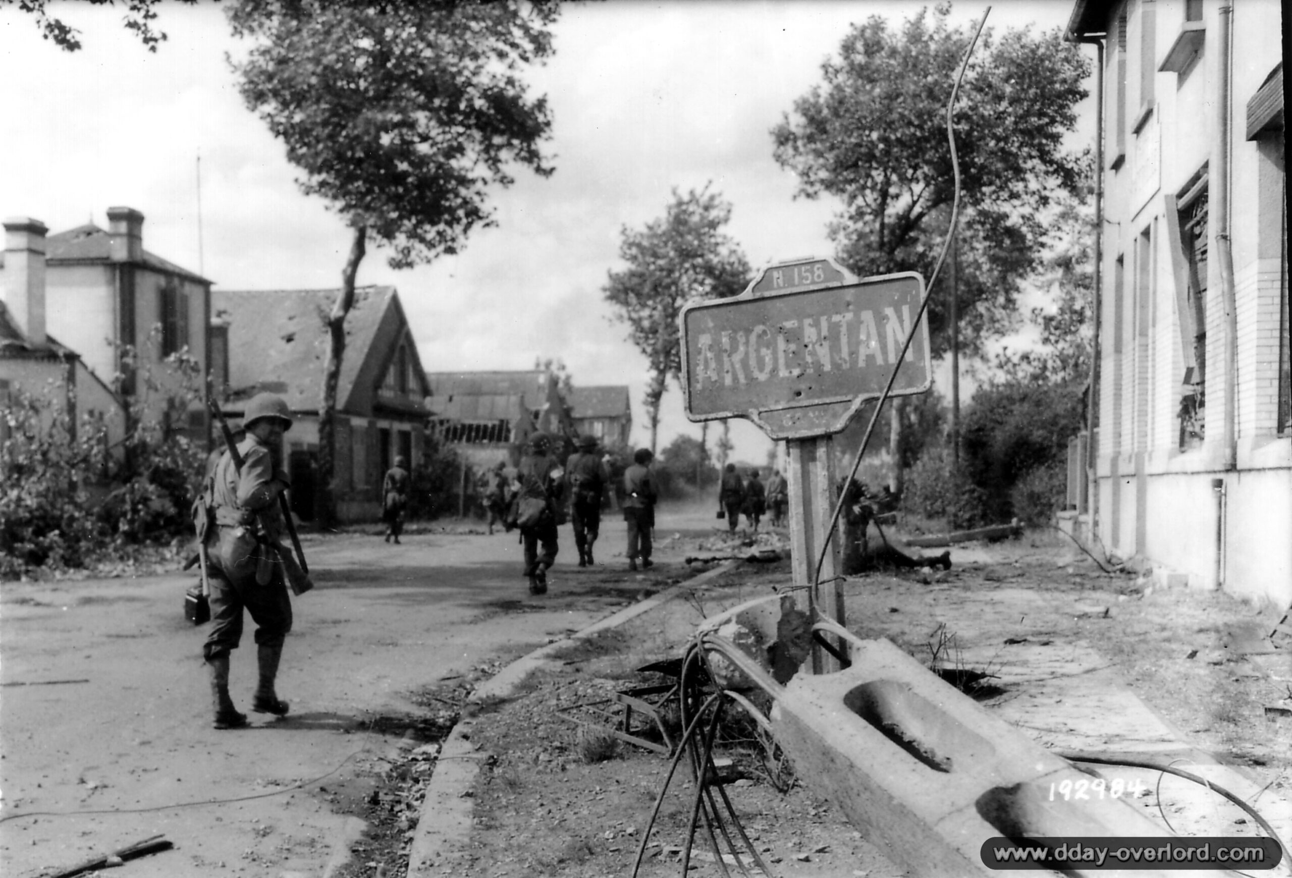 Une patrouille de la 80e division d’infanterie américaine entre dans Argentan. Photo : US National Archives