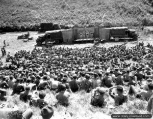 30 juillet 1944 : le spectacle de l’Invasion Revue à Banville au profit des soldats et des civils normands. Photo : US National Archives