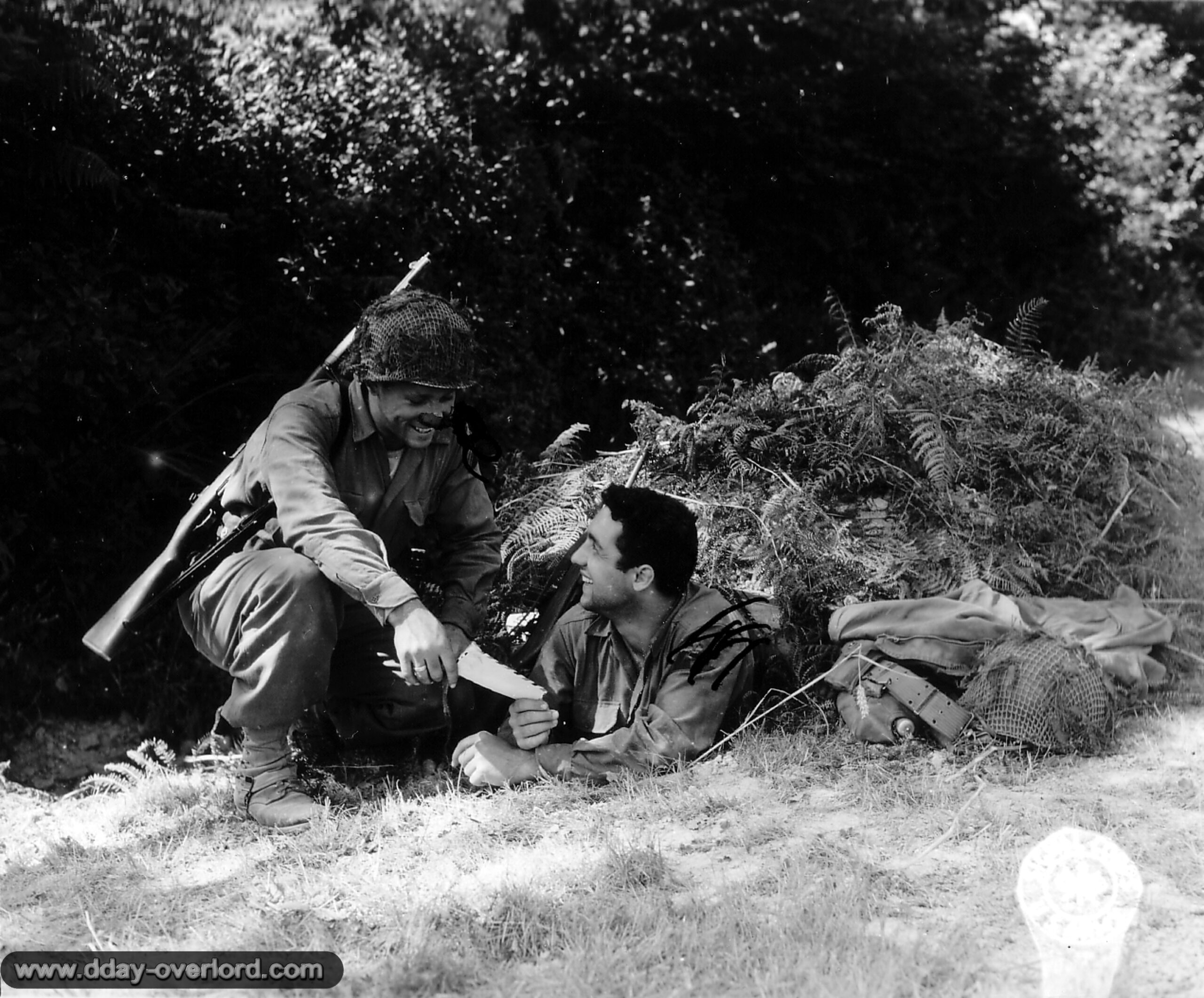 Friday, 11 August 1944 1 Le 11 août 1944, le sergent Harold L. Martin remet une lettre au Private First Class Arnold Assignani, 78th Armored Field Artillery Battalion du 2nd Heavy Armored Division dans le secteur de Barenton. Photo : US National Archives