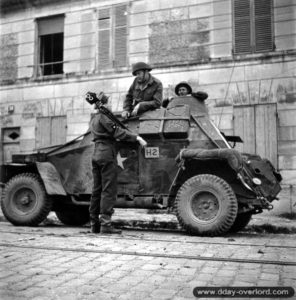 11 juillet 1944 : le lieutenant G. Cooper de la Canadian Army Photo and Film Unit et son beau-frère, le capitaine R. Miller, rue du général Moulin. Photo : US National Archives