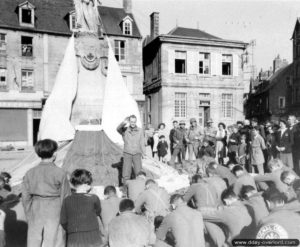 Le 16 juin 1944, un aumônier de la 101st Aiborne Division célèbre une messe devant le monument aux Morts de Carentan. Photo : US National Archives
