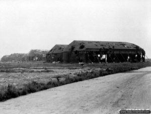 Les hangars en ruine de l’aérodrome de Carpiquet. Photo : US National Archives