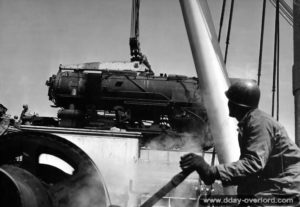 13 août 1944 : déchargement d’une locomotive 140 sur la digue du Homet à Cherbourg. Photo : US National Archives