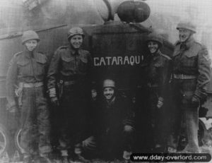 L’équipage d’un char Sherman appartenant à l’escadron C du 1er hussard canadien. Photo : Canada Archives