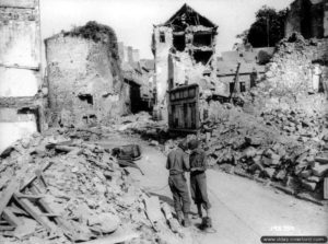 Deux transmetteurs américains installent des lignes téléphoniques à proximité de la Tour d’Alençon à Domfront. Photo : US National Archives