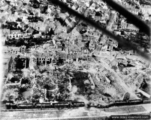 Vue aérienne des ruines de la ville d’Écouché. Photo : US National Archives