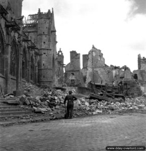 Un bulldozer D7 canadien déblaie les ruines au pied de l’église Saint-Gervais. Photo : US National Archives