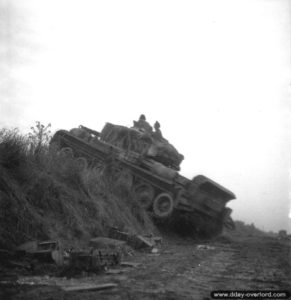 25 juillet 1944 : dans le brouillard matinal de l'opération Spring, un char Cromwell débute l’offensive dans le secteur d'Ifs. Photo : US National Archives
