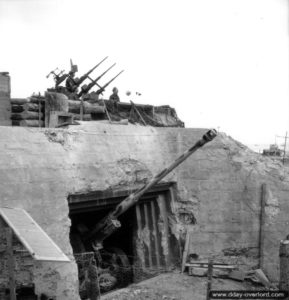 La casemate Regelbau 669 du Wn 29 à Courseulles, équipée d'une pièce de 88 mm et utilisée pour la défense anti-aérienne par les Canadiens. Photo : IWM