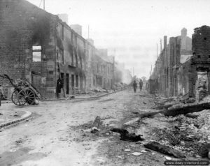 3 août 1944 : une patrouille de la 1st Infantry Division sur la route de Mortain à Juvigny-le-Tertre. Photo : US National Archives