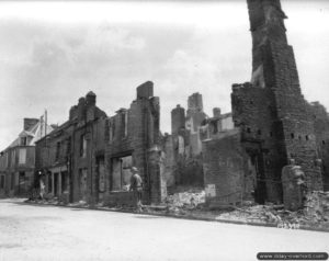 Des fantassins de la 3rd Armored Division rue de Mortain à Juvigny-le-Tertre. Photo : US National Archives