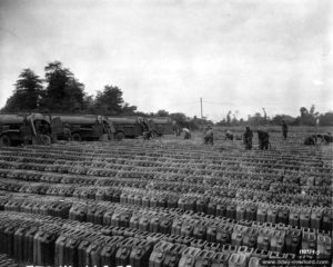 Un dépôt de carburant allié avec des centaines de jerrycans remplis par la 3820th QM Gas Supply Company du 95th QM Battalion. Photo : US National Archives