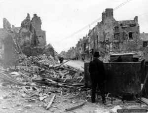 19 juillet 1944 : place Ducloux à La-Haye-du-Puits. Photo : US National Archives