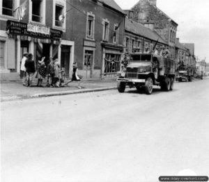 4 juillet 1944 : un camion GMC CCKW 353 appartenant au 33rd Field Artillery Battalion de la 1st Infantry Division roulant rue de Balleroy au Molay-Littry. Photo : US National Archives