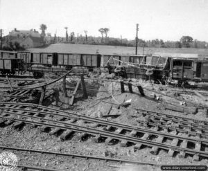 Le résultat des bombardements sur les voies à la gare de Lison. Photo : US National Archives