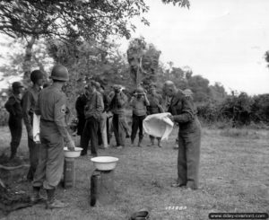 12 juin 1944 : pause rafraîchissante lors de la visite du général Eisenhower et des principaux officiers généraux alliés du secteur de la Pointe du Hoc. Photo : US National Archives