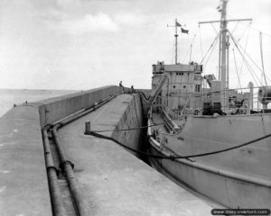 Un navire tanker accosté au môle ouest de Port-en-Bessin alimente les réserves de carburant du "minor system" (opération PLUTO). Photo : US National Archives