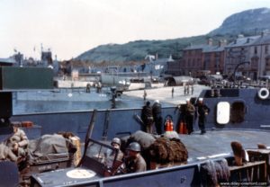 Chargement de matériel à bord du LCT 30 à Castletown, le port de l'île de Portland. Photo : US National Archives