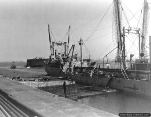 24 juillet 1944 : l’Empire Traveller livre ses 9 000 tonnes de carburant à partir de la digue de Querqueville. Photo : US National Archives