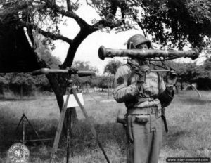 23 juin 1944 : le Staff Sergeant John O’Brien du 116ème régiment de la 29ème division d’infanterie américaine présente les moyens optiques en dotation dans l’armée allemande. Photo : US National Archives