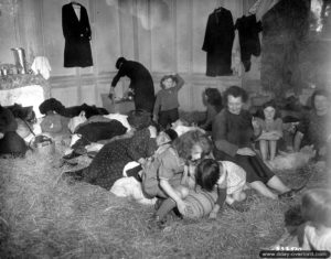 La population réfugiée du secteur de Saint-Jean-de-Daye est logée sur de la paille. Photo : US National Archives