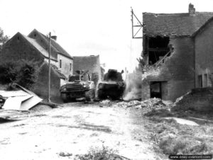 19 août 1944 : un char M4 Sherman dépasse un autre char Sherman V détruit appartenant à l’escadron C du 29th Reconnaissance Regiment (The South Alberta Regiment) de la 4th Canadian Armoured Division à Saint-Lambert-sur-Dive. Photo : IWM