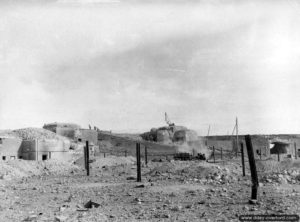 Le drapeau américain est hissé au sommet de la cité d’Aleth et du point fortifié allemand codé Stp 230 à Saint-Malo. Photo : US National Archives