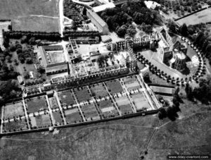 Vue aérienne de l’abbaye de Maire-Madeleine Postel de Saint-Sauveur-le-Vicomte, incendiée par les Allemands. Photo : US National Archives