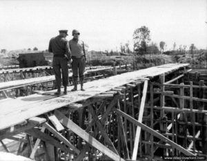 4 juillet 1944 : visite des généraux Eisenhower et Bradley ainsi que leur état-major de la base de construction de fusées V2 située à Sottevast et toujours en travaux au moment de la libération. Photo : US National Archives