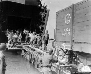 31 juillet 1944 : déchargement de plusieurs wagons depuis le LST numéro 21 à Tourlaville. Photo : US National Archives