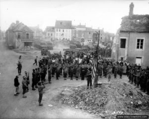 4 juillet 1944 : les habitants de Trévières s’associent aux soldats américains pour célébrer la fête nationale des Etats-Unis. Photo : US National Archives