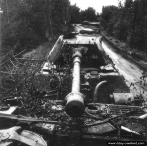 22 août 1944 : un char Tigre II du Panzer-Abteilung 503 dans le secteur de Vimoutiers. Photo : US National Archives