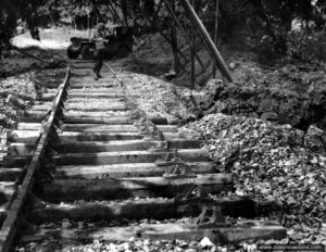 6 juillet 1944 : les destructions du réseau ferroviaire du centre de montage et de ravitaillement de V1 à La Tuilerie à Yvetot-Bocage. Photo : US National Archives