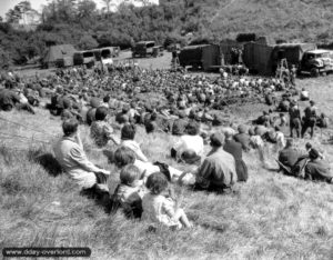 30 juillet 1944 : le spectacle de l’Invasion Revue à Banville au profit des soldats et des civils normands. Photo : US National Archives