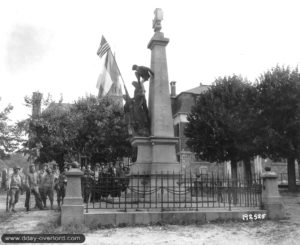 Le monument aux Morts sur la place de Barenton. Photo : US National Archives