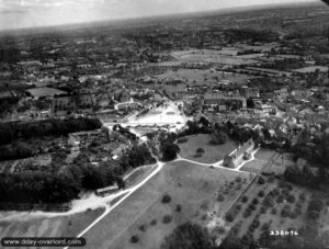 Vue aérienne de Bricquebec. Photo : US National Archives
