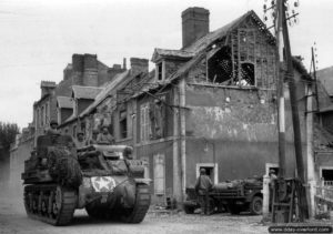 Le 18 juin 1944, un obusier automoteur américain M7 Priest du 14th Armored Field Artillery Battalion de la 2nd Armored Division rue Holgate à Carentan. Photo : US National Archives
