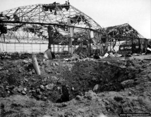 Les hangars en ruine de l’aérodrome de Carpiquet. Photo : US National Archives