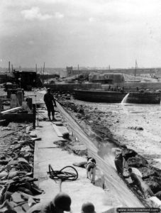 13 juillet 1944 : des sapeurs américains du 333rd Engineer Special Service Regiment à l’oeuvre au quai de la Darse des Mielles à Cherbourg. Photo : US National Archives