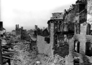 Les ruines de la rue des Barbacanes à Domfront. Photo : US National Archives